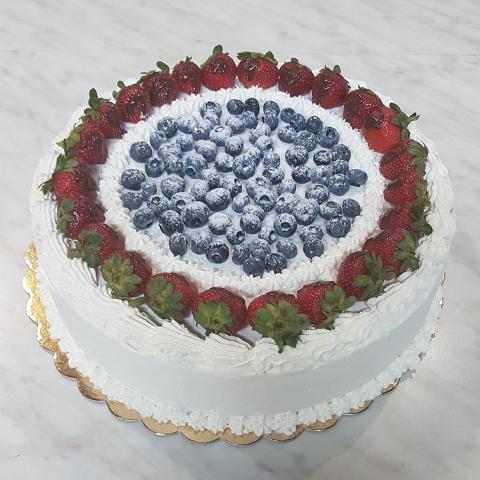 Free photo - Blueberry and strawberry cake